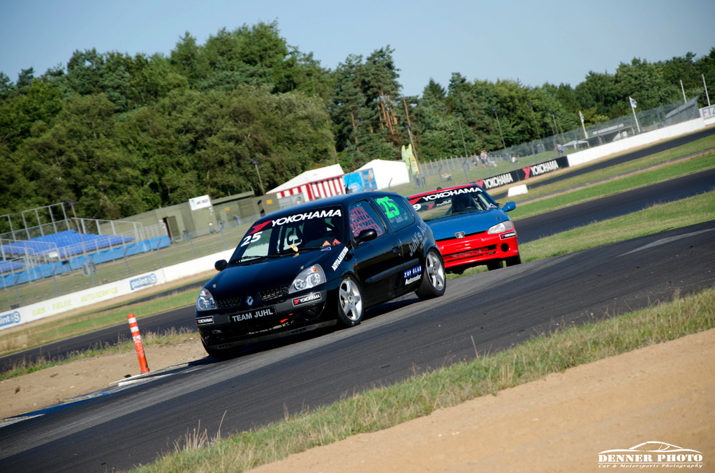 2 kørere som kæmpede med problemer hele weekenden. Leif Juhl manglede greb og trækkraft i Renault Clio 2’eren, mens Jimmy Bob Søgaard Jensen blev plaget af en hel række fejl i Peugeot 106 Rallye’n.
(Foto: Denner Photo)